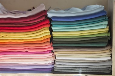 farklı renklerde ipek kumaş