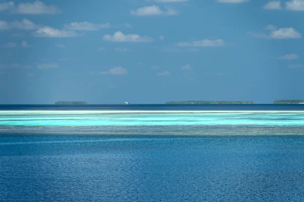 Maldive paradiso tropicale spiaggia acqua di cristallo cocco isola — Foto Stock