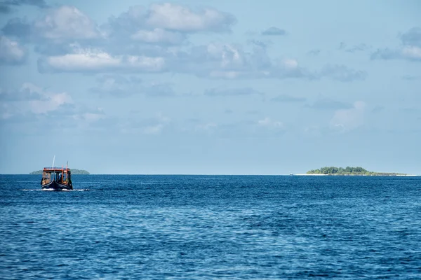 Maldív-szigetek trópusi paradicsomban fekvő homokos strand — Stock Fotó