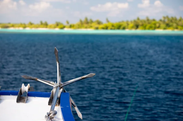 Âncora navio no oceano — Fotografia de Stock