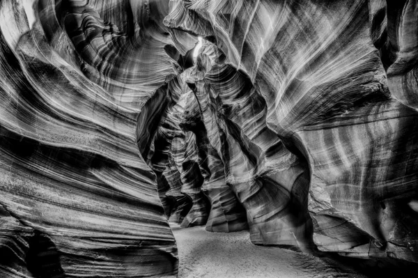 Світлових променів всередині Каньйон Антилопи Арізона в b&w — стокове фото