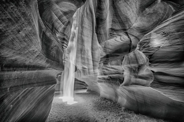 Lichtstralen in Arizona Antelope Canyon in b&w — Stockfoto