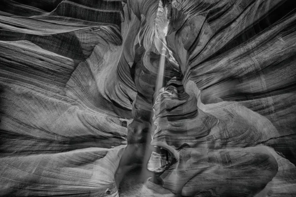 Ljus strålar inuti Arizona Antelope Canyon i b&w — Stockfoto