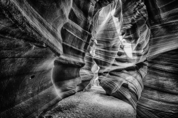 Rayos de luz dentro de Arizona Antelope Canyon en b & w —  Fotos de Stock