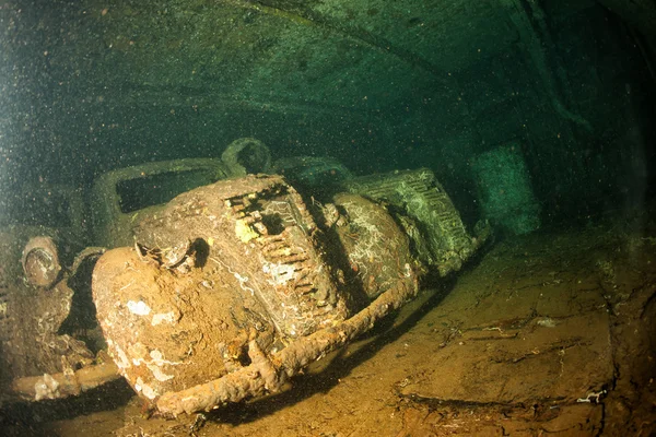 Carro velho dentro II naufrágio navio de guerra mundial no mar Vermelho — Fotografia de Stock