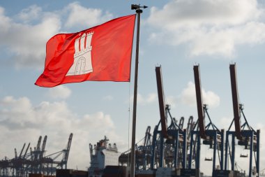 Hamburg şehir bayrağı Harbor arka plan vinç