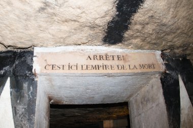 Paris catacombs kafatasları ve kemikleri
