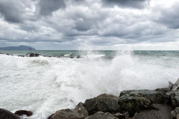 Zee in tempest op rotsen oever — Stockfoto