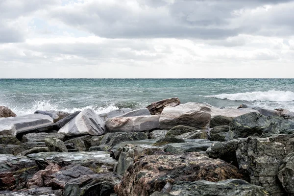 Sea in tempest on rocks shore — Stock Photo, Image