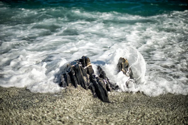 Moving effect on sea waves on the shore — Stock Photo, Image