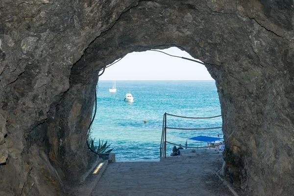 Cinque terre pláž krajiny s výhledem na moře — Stock fotografie