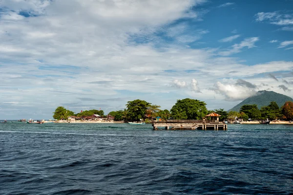 Вулкан Бунакена в индонезийской деревне рыбаков — стоковое фото