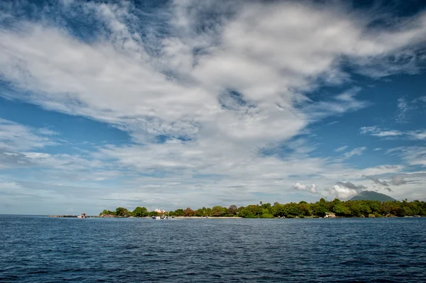 Bunaken sopka indonéský rybáři vesnice — Stock fotografie