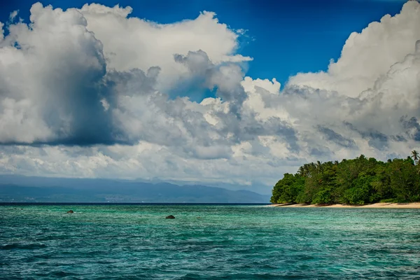 Siladen turquoise tropical paradise island — Stock Photo, Image