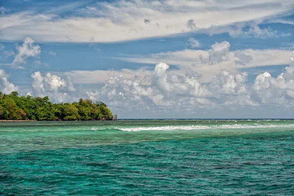 Siladen turquoise tropical paradise island — Stock Photo, Image