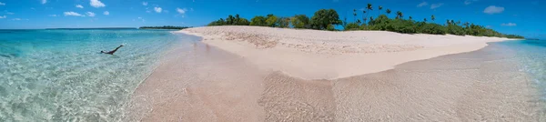 ポリネシアの楽園結晶水白い砂浜 — ストック写真