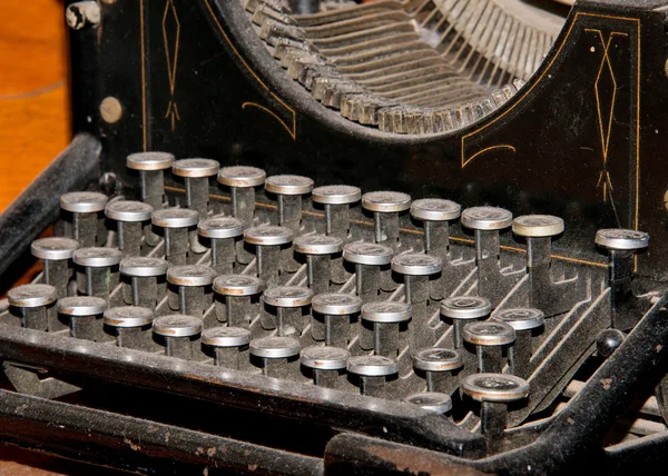 Oude Typewriter shift-toets detail vallende stof — Stockfoto