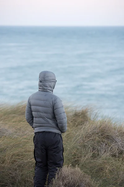 Man looking at pink sunrise in patagonia beach — Stock Photo, Image