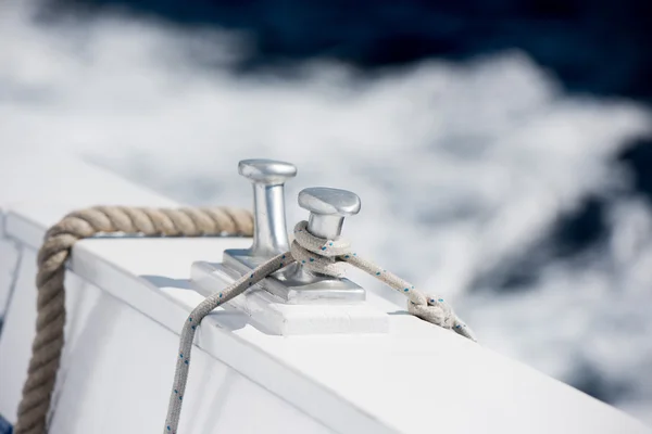 Detalhe bollard barco no fundo de água azul — Fotografia de Stock