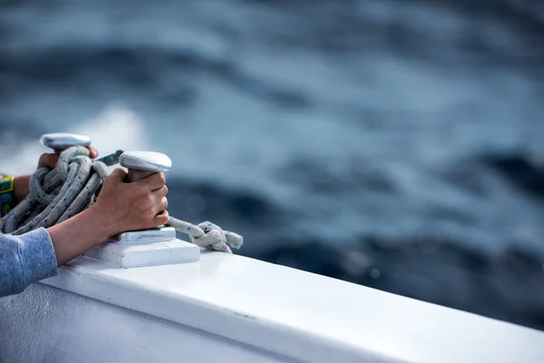 ボート ボラードを押しながら子供の手 — ストック写真