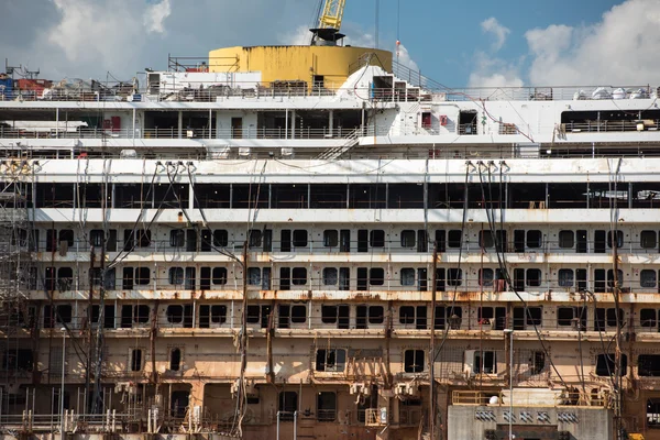 Costa Concordia wrak in de haven van Genua — Stockfoto