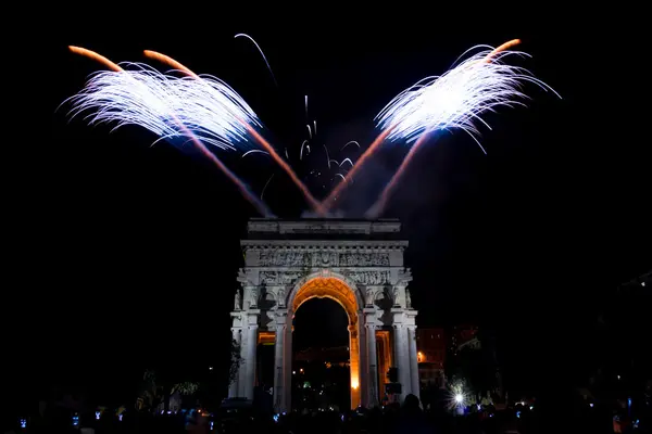 Vuurwerk op zwarte achtergrond — Stockfoto