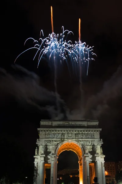 Feux d'artifice sur fond noir — Photo