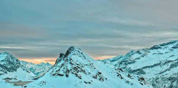 Nieve blanca alpes montaña puesta de sol —  Fotos de Stock