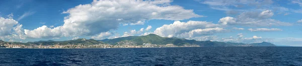 Ciudad de Génova paisaje urbano panorama desde el mar — Foto de Stock