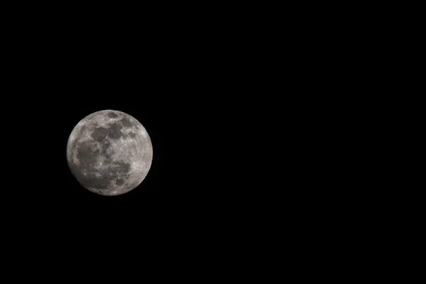 Pleine lune sur le noir — Photo