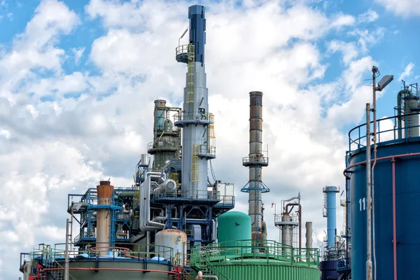 Refinaria de petróleo no fundo do céu — Fotografia de Stock