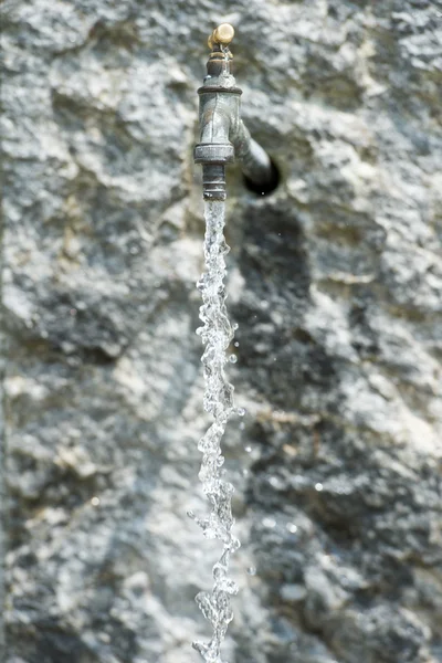 Água caindo da torneira aberta — Fotografia de Stock