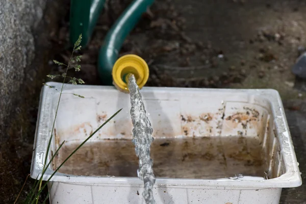 Vattnet faller från öppen tap — Stockfoto