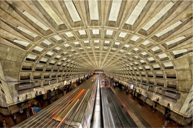 Washington Dc - ABD - 3 Mayıs 2013 insanlar ve Chinitown Metro İstasyonu trenler