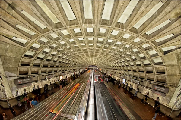 WASHINGTON DC - USA - 3 MAY 2013 People and trains at Chinitown Metro station — Stock Photo, Image