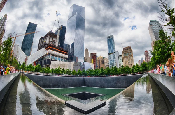 NEW YORK - USA - 13 JUNE 2015 people near freedom tower and 9 11 memorial — Stock Photo, Image