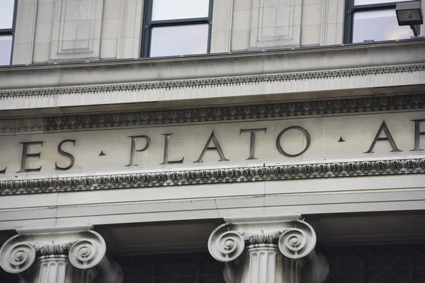 Detalle de inscripción de la biblioteca universitaria Platón Columbia — Foto de Stock