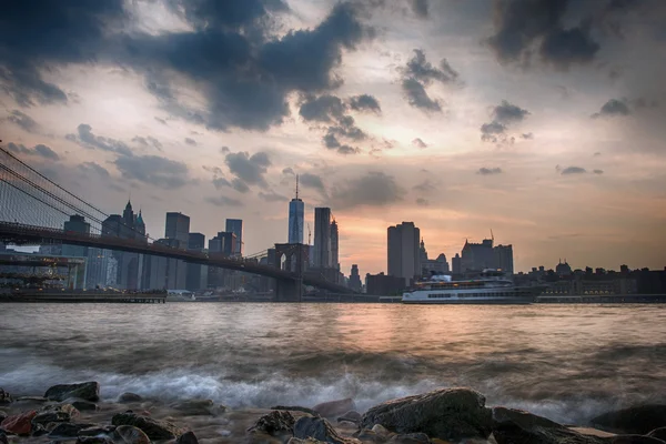 Sunset under manhattan bridge — ストック写真