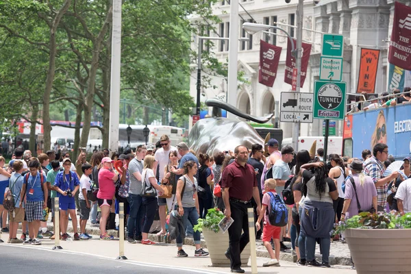 New York - ABD - 11 Haziran 2015 wall street insanlar kalabalık. — Stok fotoğraf