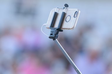 selfie uzaktan kumanda üzerindeki cep telefonu