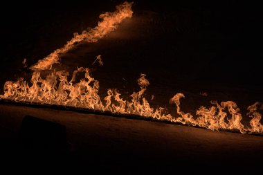 Turuncu alevler siyah arka plan üzerine