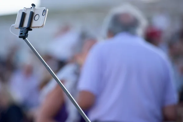 Selfie uzaktan kumanda üzerindeki cep telefonu — Stok fotoğraf