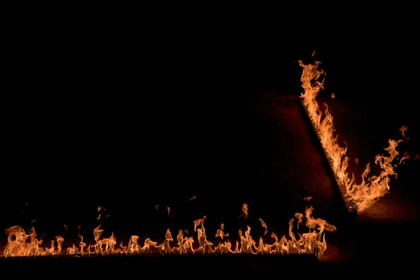 Fiamme arancioni su sfondo nero — Foto Stock