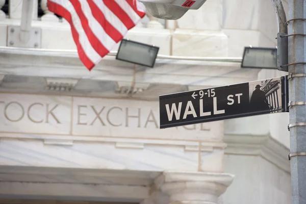 NEW YORK - USA - 13 JUNE 2015 wall street stock exchange sign — Stockfoto