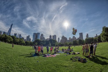 New York - ABD - 14 Haziran 2015 insanlar güneşli Pazar günü central Park'ta