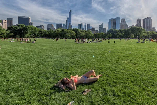 New York - ABD - 14 Haziran 2015 insanlar güneşli Pazar günü central Park'ta — Stok fotoğraf