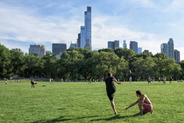 NEW YORK - États-Unis - 14 JUIN 2015 les gens à Central Park le dimanche ensoleillé — Photo