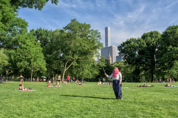 NEW YORK - USA - 14 JUNE 2015 people in central park on sunny sunday — Stock Photo, Image