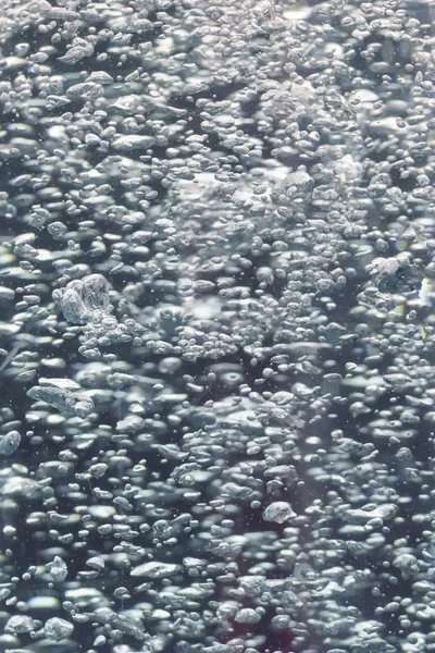 Пузыри хрустальных шаров, подвешенных в воде — стоковое фото