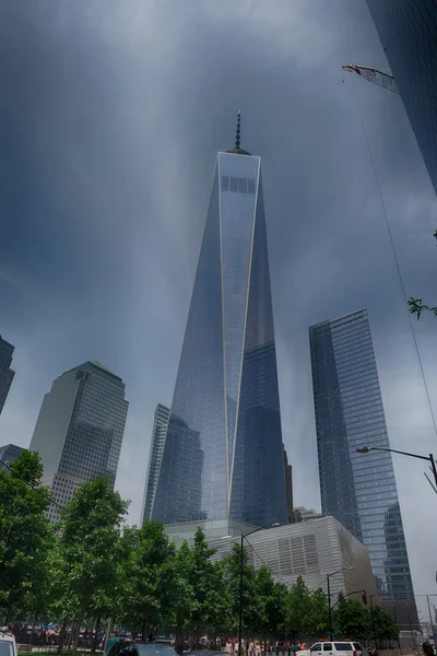 NUEVA YORK - EE.UU. - 13 DE JUNIO DE 2015 personas cerca de la torre de la libertad y 9 11 —  Fotos de Stock